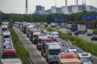 Traffic jam on the A2 motorway near Bottrop, behind the Bottrop motorway junction, in the direction