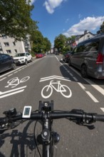 Bicycle road, cyclists have priority over car traffic, new cycle routes through Essen, here in the