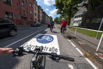 Bicycle road, cyclists have priority over car traffic, new cycle routes through Essen, here in the