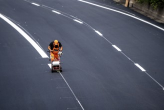 Marking work after the renewal of the road surface on the A40 motorway between the Kaiserberg