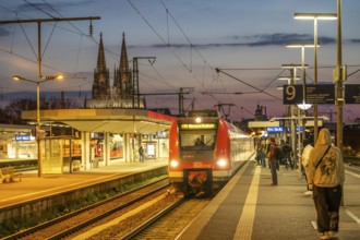 Cologne-Deutz railway station, platform, local train, Cologne Cathedral, North Rhine-Westphalia,