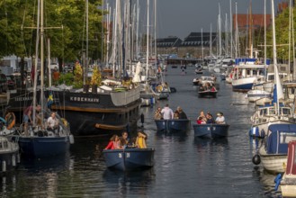 Christianshavns Kanal, round trip with electric hire boat, old district, at the same time very