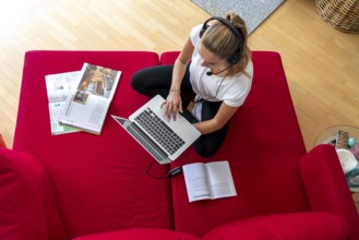 Young student learns at home, online, in conversation with other students