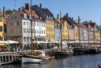 Nyhavn, in the Frederiksstaden district, harbour district with houses over 300 years old, promenade