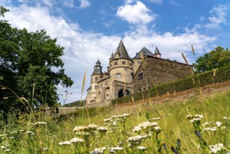 Bürresheim Castle, castle north-west of Mayen on a rocky spur in the Nettetal valley,