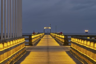 Seebrücke, Seebad Binz, Island of Rügen, Mecklenburg-Vorpommern, Germany, Europe