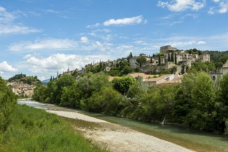 Vaison-la-Romaine. Les Baronnies. The Ouveze river at the foot of the medieval city. Vaucluse.