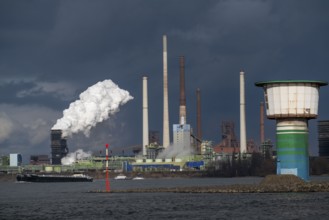 Rhine at Duisburg Bruckhausen, Marxloh, Thyssenkrupp Steel steelworks, blast furnaces, sintering