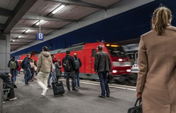 Train station, regional express train on platform, passengers, Essen, North Rhine-Westphalia,