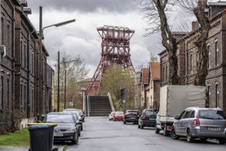 Old colliery settlement, Erdbrüggenstraße, view of the headframe of the former Consolidation 3/4/9