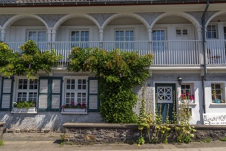 Houses on the market square of the Margarethenhöhe housing estate, listed garden city estate, built