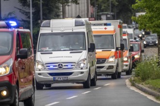 Fire engines from Essen, Mülheim and Oberhausen, with 140 firefighters, on the way to an emergency