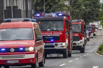 Fire engines from Essen, Mülheim and Oberhausen, with 140 firefighters, on the way to an emergency