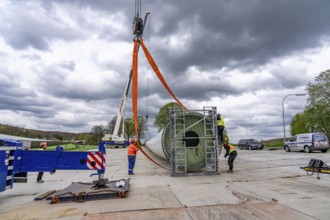 Preparation for the transport of a 68 metre long blade, a wind turbine, with a self-propelled