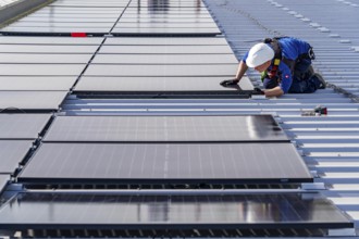 Installation of solar modules on the roof of a commercial enterprise, over 400 photovoltaic modules