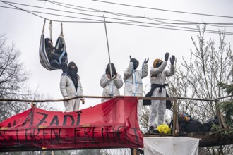 2nd day of the eviction of the Lützerath hamlet, occupied buildings of the former farm, by climate