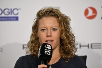 Laura Siegemund (GER), portrait, press conference, press conference, interview, microphone, mike,