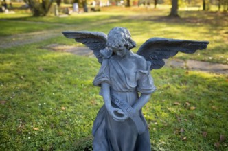 Angel, angel figure on grave, inscription IN ETERNAL LOVE, autumn, autumn atmosphere, main