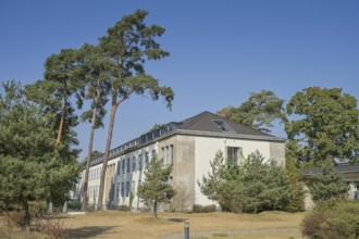 Residential building, Metropolitan Gardens, former US headquarters, Saargemünder Straße, Clayallee,