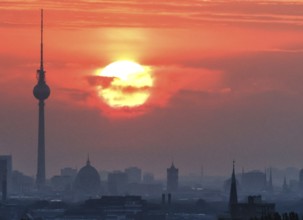 Sunrise at the radio tower, Berlin, 06.09.2024., Berlin, Berlin, Germany, Europe