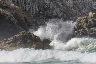 Large waves of the Atlantic Ocean crash against the rocks of a cliff. Camaret sur mer, Crozon,