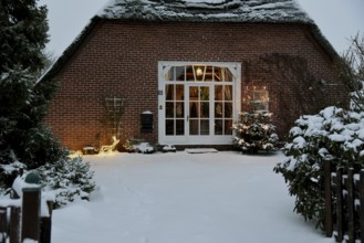 Europe Germany Lower Saxony Stade district, snow, thatched house in winter, Christmas time, view