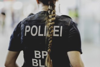 A policewoman from the Federal Police at Ostbahnhof in Berlin, 15/08/2024