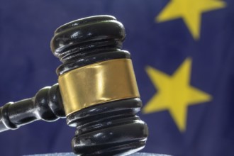 Symbolic image: Judge's gavel in front of a flag of the European Union