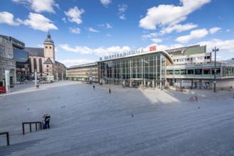 Effects of the coronavirus crisis, empty square in front of the main railway station, Cologne,