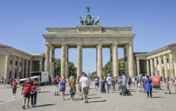 Brandenburg Tor, Pariser Platz, Mitte, Berlin, Germany, Europe