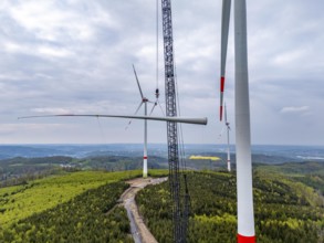 Erection of a wind turbine, wind energy plant, assembly of the third blade, with a crawler lattice