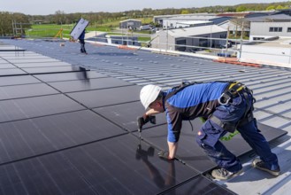 Installation of solar modules on the roof of a commercial enterprise, over 400 photovoltaic modules