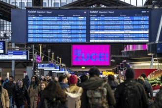 Display boards at Hamburg central station, evening rush hour, in front of another GDL, train