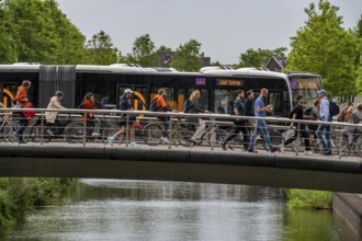 Central cycle path on the Vredenburgviaduct, public transport bus, at the Hoog Catharijne shopping