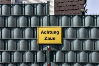 A sign with the inscription Achtung Zaun hangs on a fence, Bochum, 20.07.2024., Bochum, North