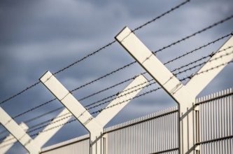 Fence, security fence, with barbed wire Y-crown, Düsseldorf Airport