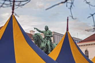 Tents at the Christmas market on Wittelsbacher Platz with monument to Elector Maximilian I, Munich,