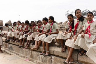 School class visiting the coastal temple of Mahabalipuram, Mamallapuram, Mahabalipuram, Tamil Nadu,