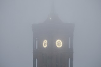 Heavy fog at the tower of the Rotes Rathaus, Berlin, 17.01.2025, Berlin, Berlin, Germany, Europe