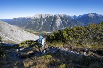 Mountaineer on a hiking trail, autumnal mountain landscape, ascent to the Große Arnspitze, view of