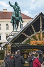 Christmas market on Wittelsbacher Platz with monument to Elector Maximilian I, Munich, Bavaria,