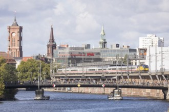 Marathon runners cross the Michael Bridge at the 50th BMW Berlin Marathon 2024 on 29 September 2024