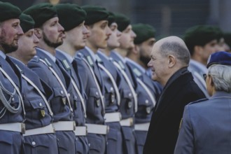 Olaf Scholz (SPD), Federal Chancellor, pictured with Bundeswehr soldiers in front of a joint