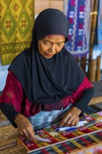 Traditional weaver, weaving, woman's work, working conditions, loom, textile, woman, trade, bazaar,