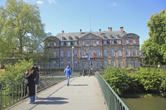 Hôtel de préfecture, Hôtel de Klinglin, pedestrian bridge over the Ill, river, people, Grande Île,