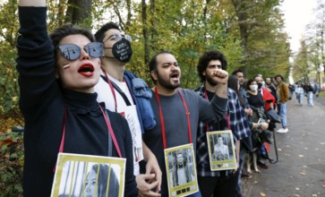 Thousands of Iranians demonstrate in Berlin to support the protests in Iran. With a human chain,