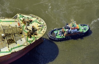 Aerial photo, tugboat, ship, transport, Bugsier 18, Elbe, harbour, Haburg, Germany, Europe