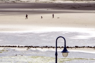 Holidaymakers on the beach of Wittdün, Amrum Island, 25.05.2021