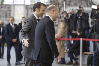 Federal Chancellor Olaf Scholz (SPD) welcomes Emmanuel Macron, President of France, to the Federal