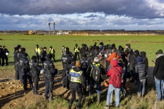 Start of the eviction of the hamlet Lützerath at the lignite mine Garzweiler 2, activists try to